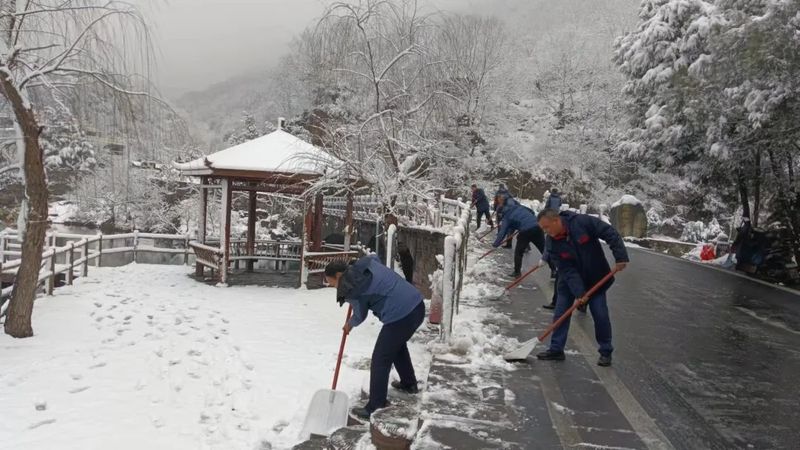 银装素裹美如画,扫雪除冰迎客来!